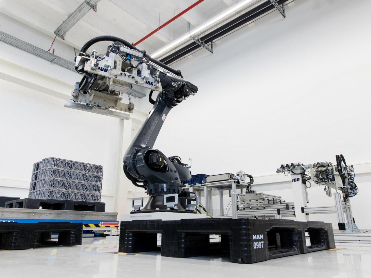 Die Batteriefabrik in Nürnberg ist hochmodern - Roboter unterstützen die Beschäftigten an vielen Stellen.